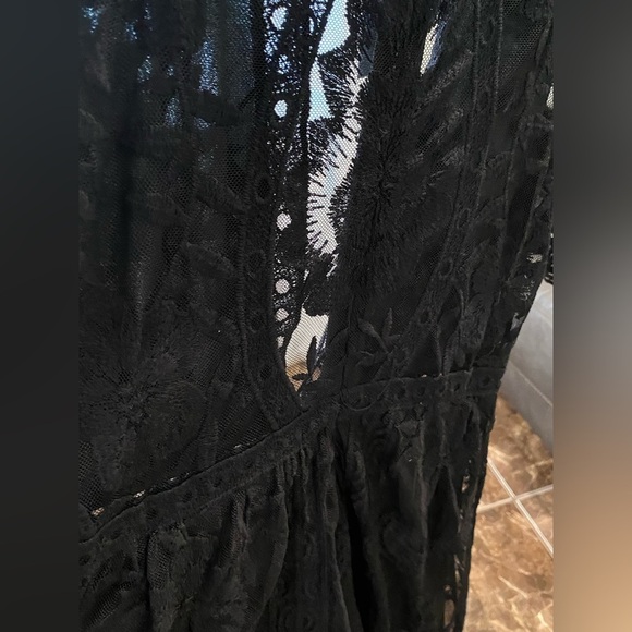 She + Sky Black Lace V Neck Romper Size Medium - Picture 7 of 9